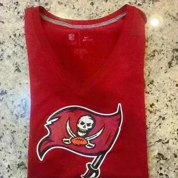 Nike Woman’s Tampa Bay Buccaneers Shirt - Picture 6 of 6
